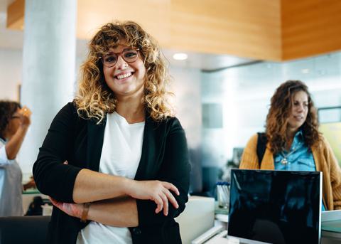 femme employeur avec bureau en arrière plan